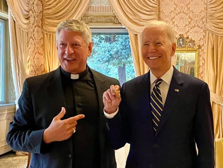 David McCallum SJ trifft Joe Biden